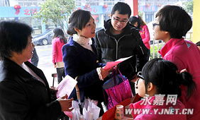 縣實驗幼兒園開展“為您服務從我做起”家庭教育現(xiàn)場咨詢活動